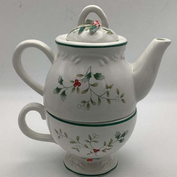 Pfaltzgraff Winterberry Teapot and Cup for One with Holly Accents - Picture 4 of 11